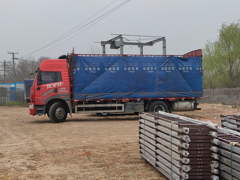 金用護(hù)欄2022年3月14日鋅鋼連廊欄桿裝車發(fā)貨！