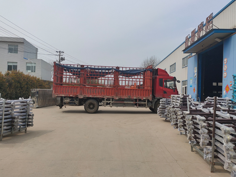 金用護(hù)欄2022年3月17日鋅鋼玻璃欄桿裝車發(fā)貨！