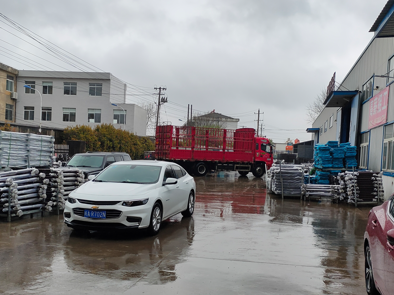 金用護(hù)欄2022年3月18日鋅鋼玻璃欄桿裝車發(fā)貨！