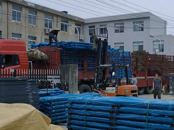 金用護欄2022年4月13日鋅鋼百葉窗裝車發(fā)貨！