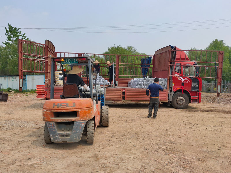 金用護(hù)欄2022年4月19日鋅鋼組裝式欄桿裝車發(fā)貨！