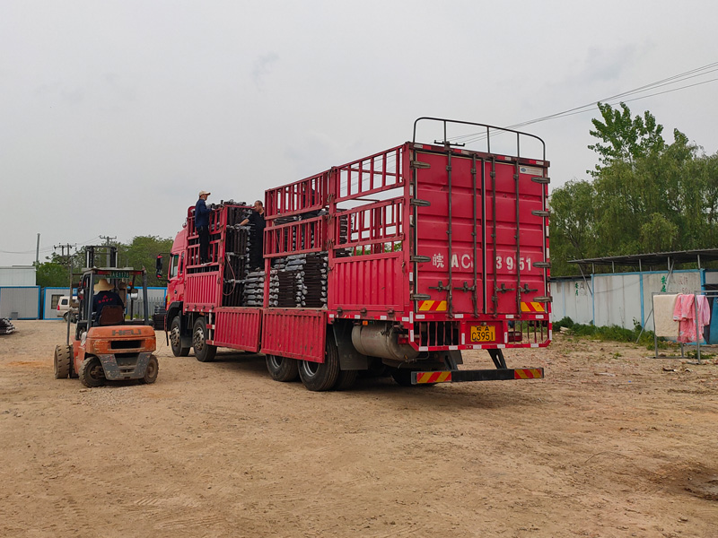 金用護(hù)欄2022年4月24日鋅鋼連廊欄桿裝車發(fā)貨！