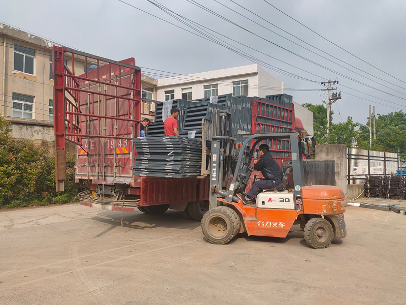 金用護(hù)欄2022年4月30日鋅鋼百葉窗裝車(chē)發(fā)貨！