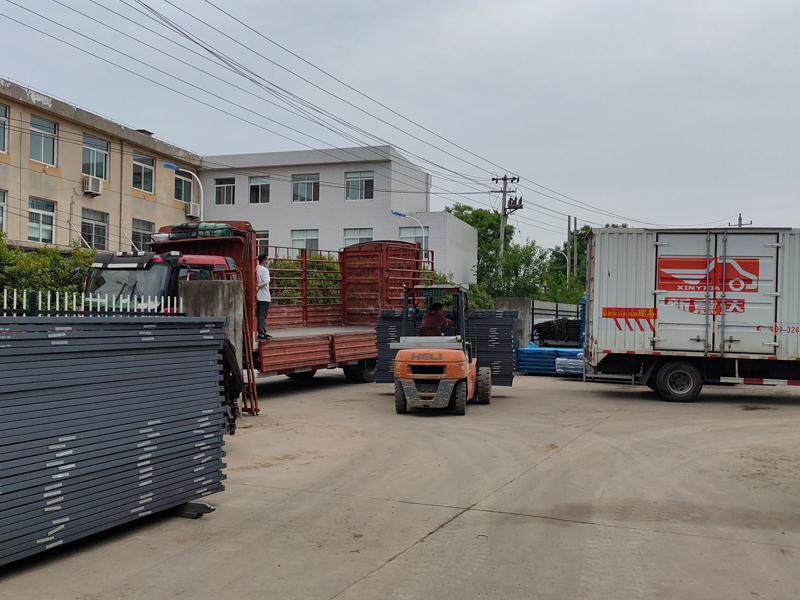 金用護(hù)欄2022年5月26日鋅鋼百葉窗裝車(chē)發(fā)貨！