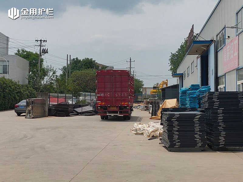 金用護(hù)欄2022年6月23日鋅鋼百葉窗裝車(chē)發(fā)貨！