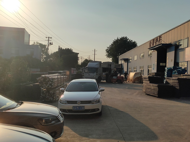 金用護(hù)欄2022年6月28日鋅鋼百葉窗裝車發(fā)貨！