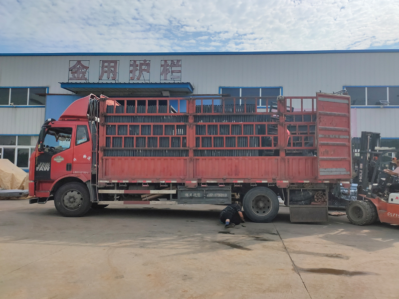 金用護(hù)欄2022年7月9日鋅鋼百葉窗裝車(chē)發(fā)貨！