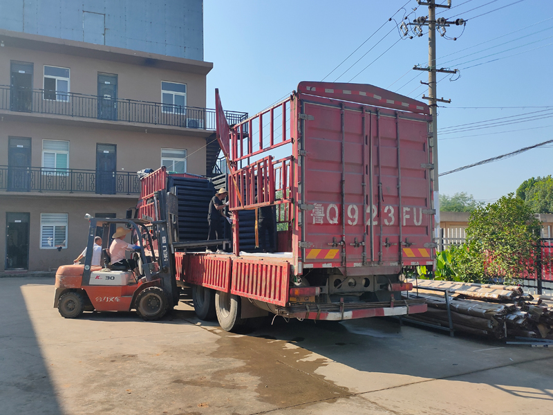 金用護(hù)欄2022年7月12日鋅鋼百葉窗裝車發(fā)貨！