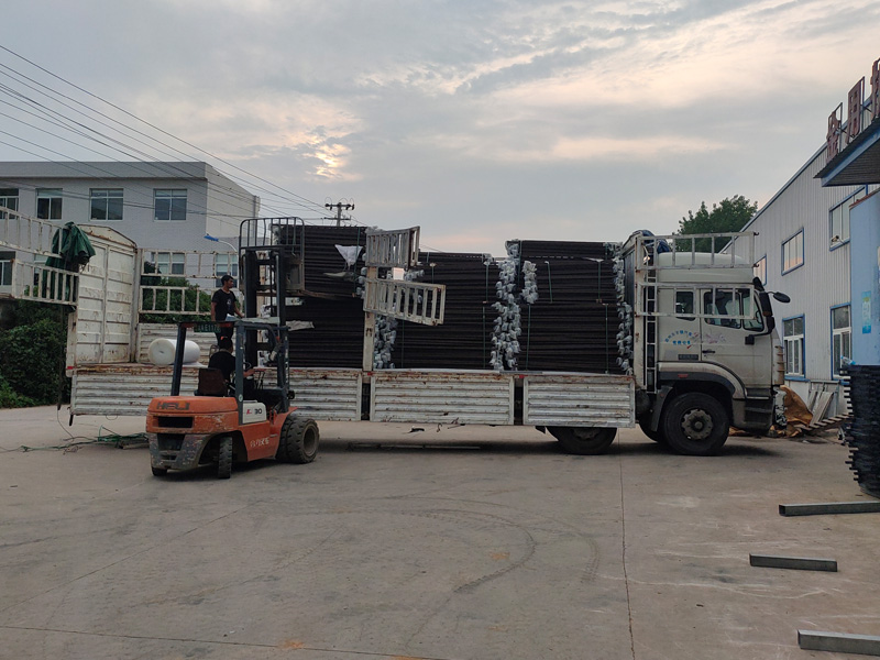 金用護(hù)欄2022年7月15日鋅鋼飄窗欄桿裝車發(fā)貨！