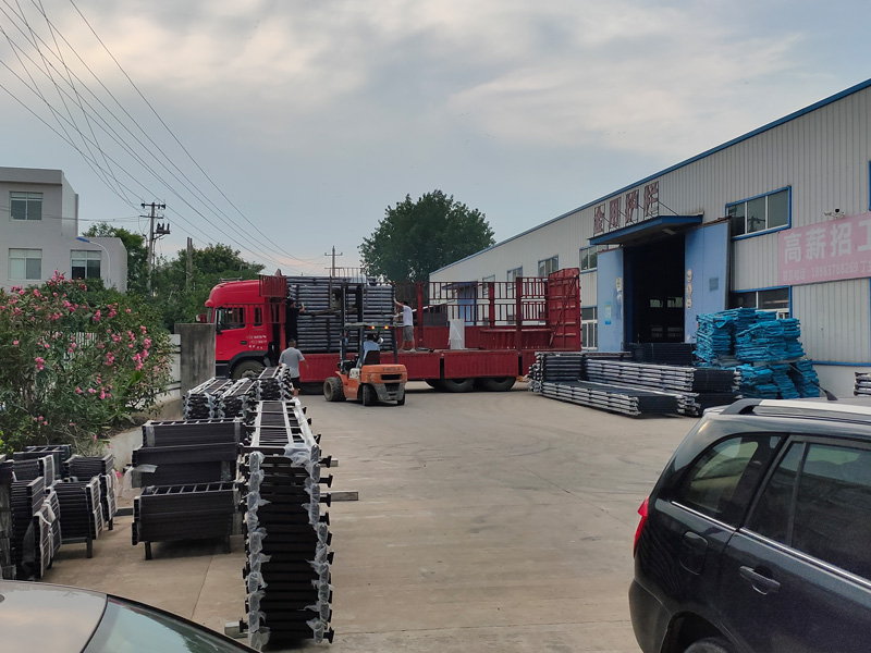 金用護(hù)欄2022年7月16日鋅鋼連廊欄桿裝車發(fā)貨！