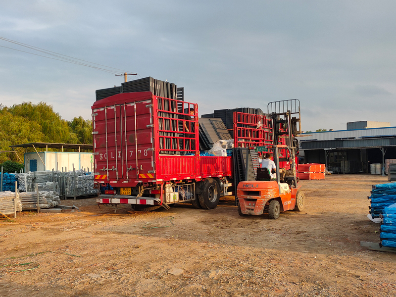 金用護(hù)欄2022年7月21日鋅鋼百葉窗裝車發(fā)貨！