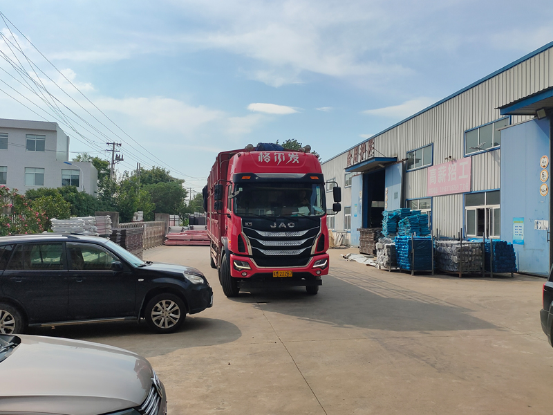 金用護(hù)欄2022年7月25日鋅鋼百葉窗裝車發(fā)貨！