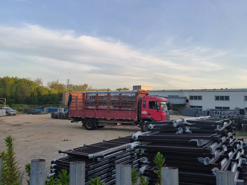 金用護(hù)欄2022年8月15日鋅鋼連廊欄桿裝車發(fā)貨！