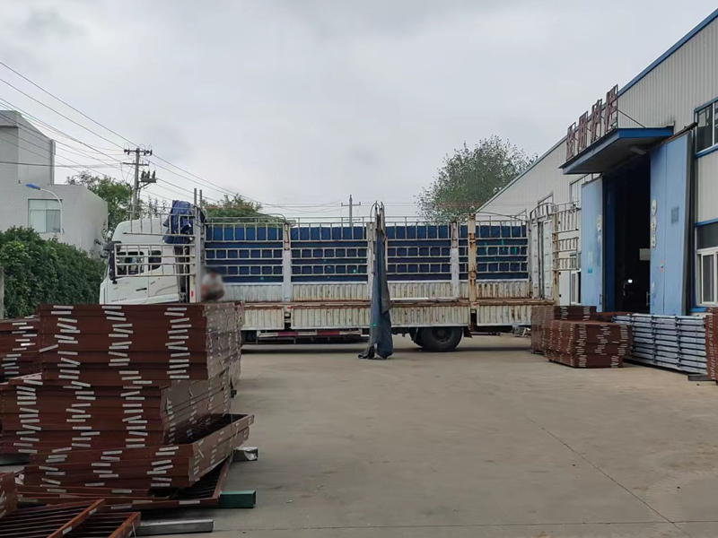 金用護欄2022年9月1日鋁合金百葉窗裝車發(fā)貨！