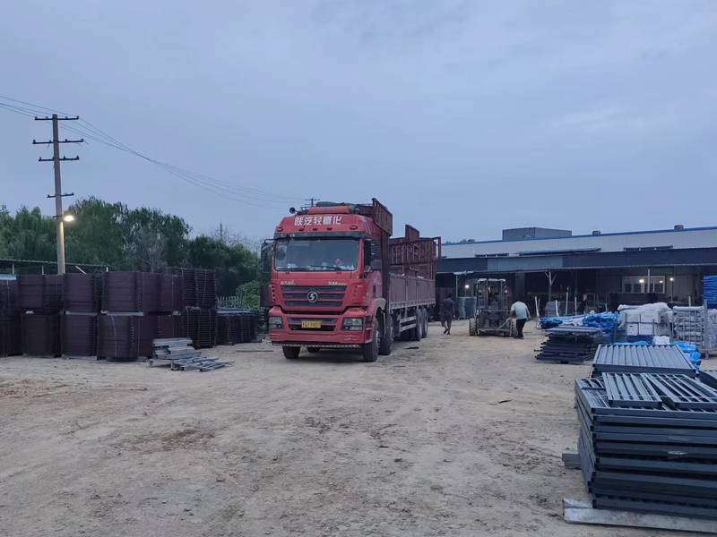 金用護欄2022年9月7日鋅鋼組裝護欄裝車發(fā)貨！