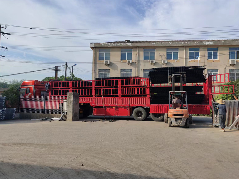 金用護(hù)欄2022年9月13日鋅鋼圍墻護(hù)欄裝車發(fā)貨！