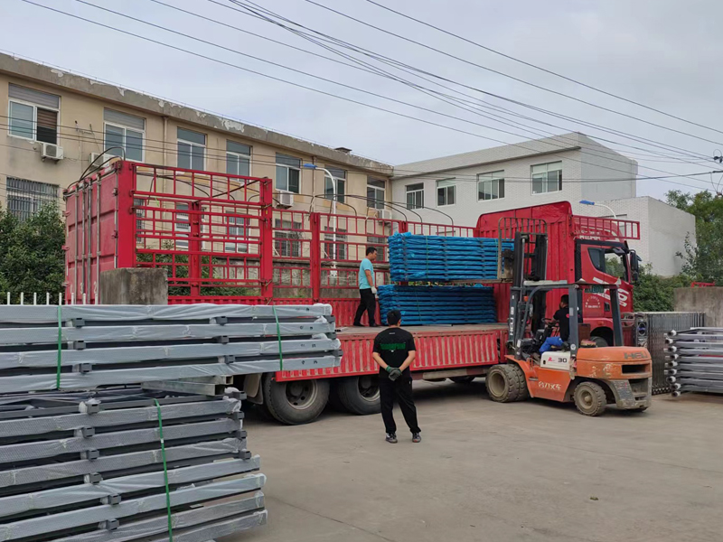 金用護欄2022年9月15日鋅鋼連廊欄桿裝車發(fā)貨！