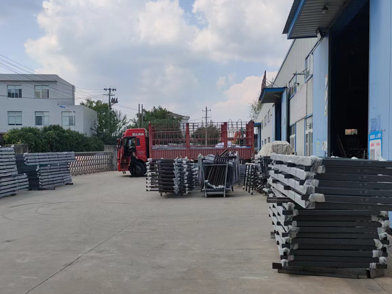 金用護(hù)欄2022年9月17日鋅鋼組裝護(hù)欄裝車發(fā)貨！