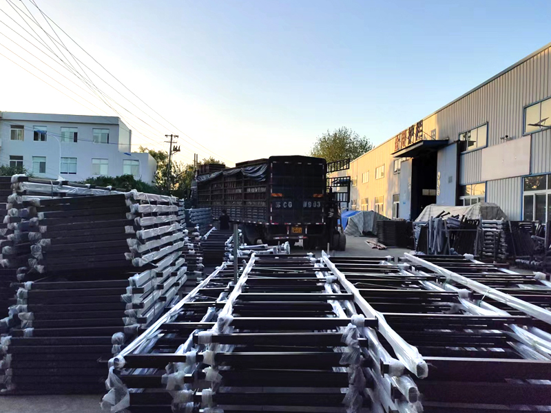 金用護(hù)欄2022年9月21日鋁合金百葉窗裝車發(fā)貨！