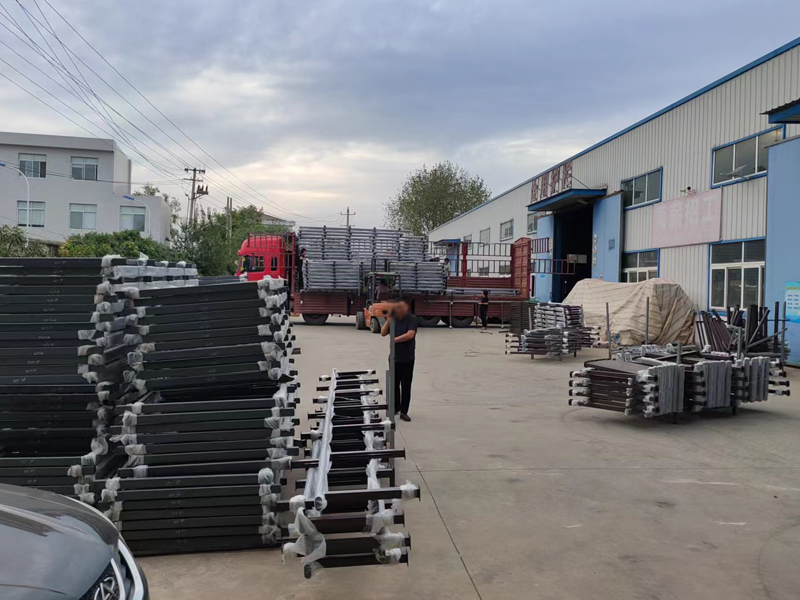 金用護(hù)欄2022年9月23日鋅鋼玻璃欄桿裝車發(fā)貨！