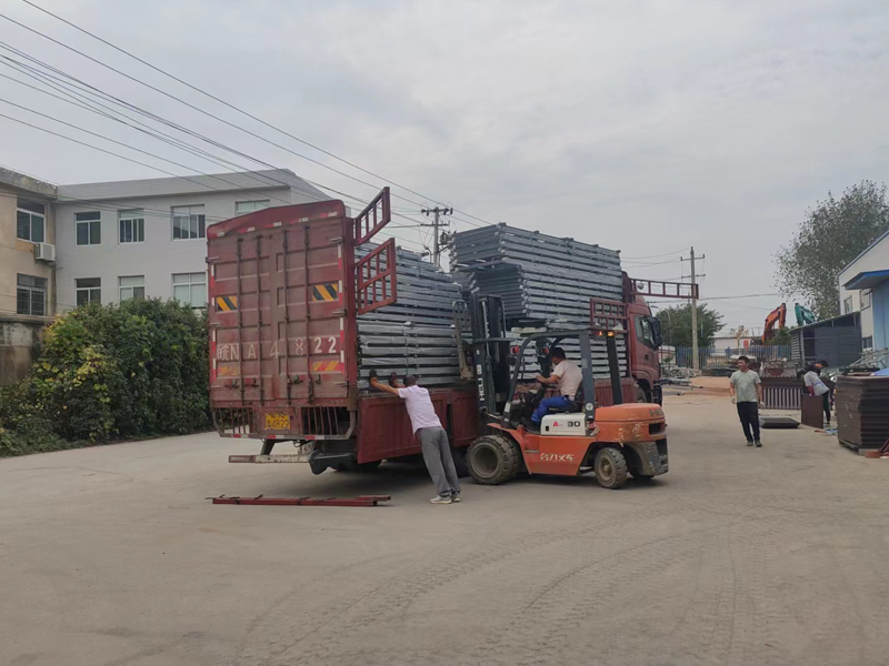 金用護(hù)欄2022年9月26日鋅鋼玻璃欄桿裝車發(fā)貨！