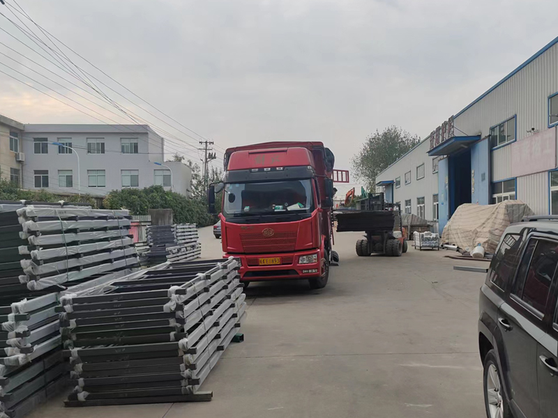 金用護(hù)欄2022年9月28日鋅鋼百葉窗裝車發(fā)貨！