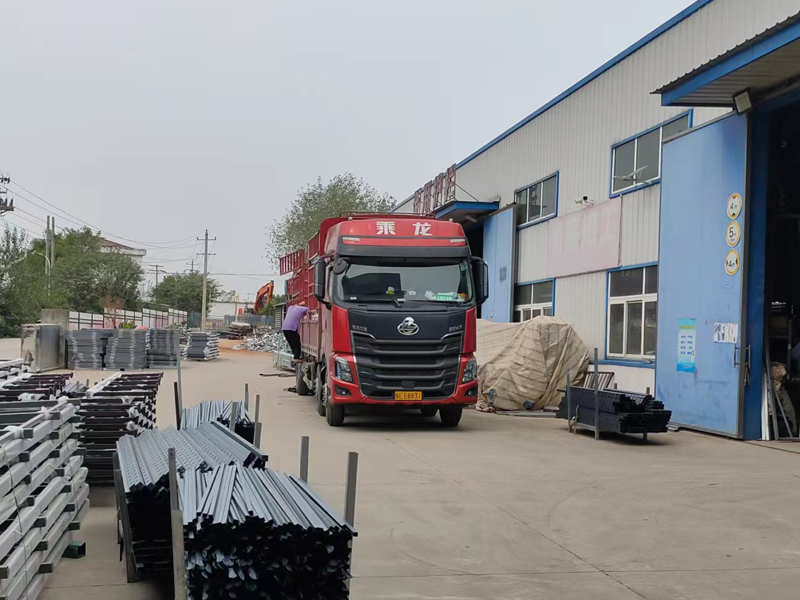 金用護(hù)欄2022年10月9日鋅鋼玻璃欄桿裝車(chē)發(fā)貨！