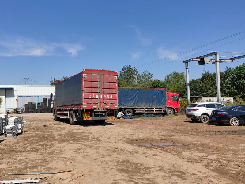 金用護欄2022年10月12日鋅鋼空調護欄裝車發(fā)貨！