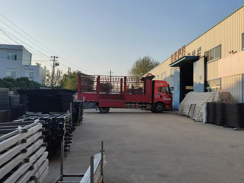 金用護(hù)欄2022年10月17日鋅鋼飄窗欄桿裝車(chē)發(fā)貨！