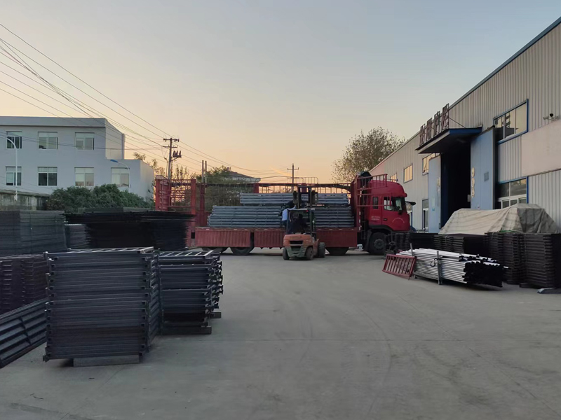 金用護(hù)欄2022年10月24日鋅鋼玻璃欄桿裝車發(fā)貨！