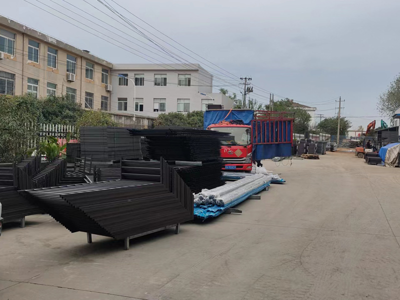 金用護(hù)欄2022年10月28日鋅鋼護(hù)窗欄桿裝車發(fā)貨！