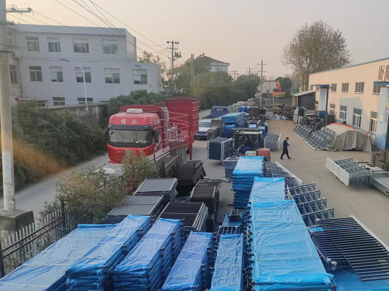 金用護(hù)欄2022年11月12日鋅鋼飄窗欄桿裝車發(fā)貨！