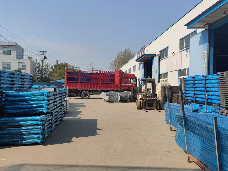 金用護欄2022年11月15日鋅鋼陽臺護欄裝車發(fā)貨！