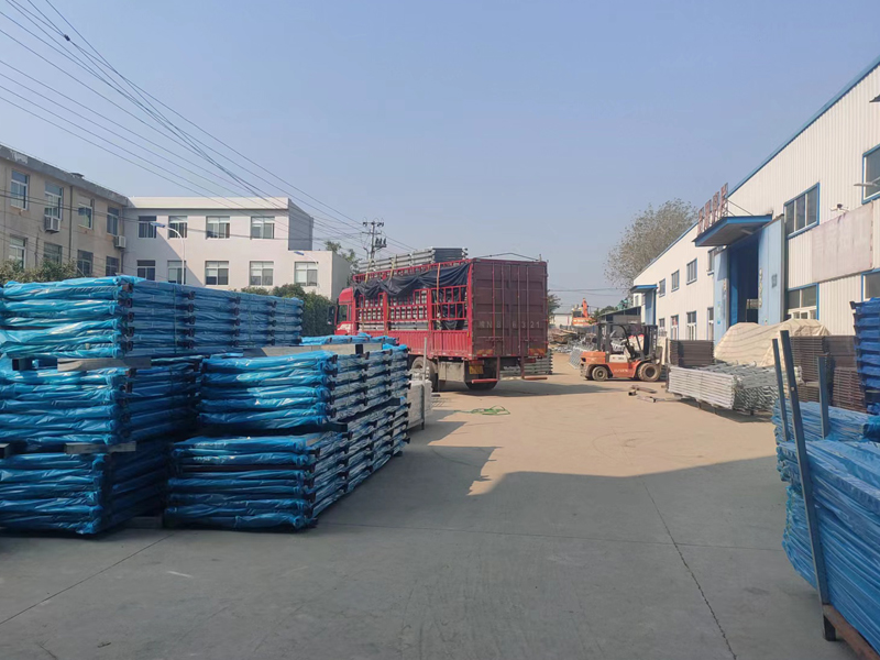 金用護(hù)欄2022年11月21日鋅鋼陽臺(tái)護(hù)欄裝車發(fā)貨！