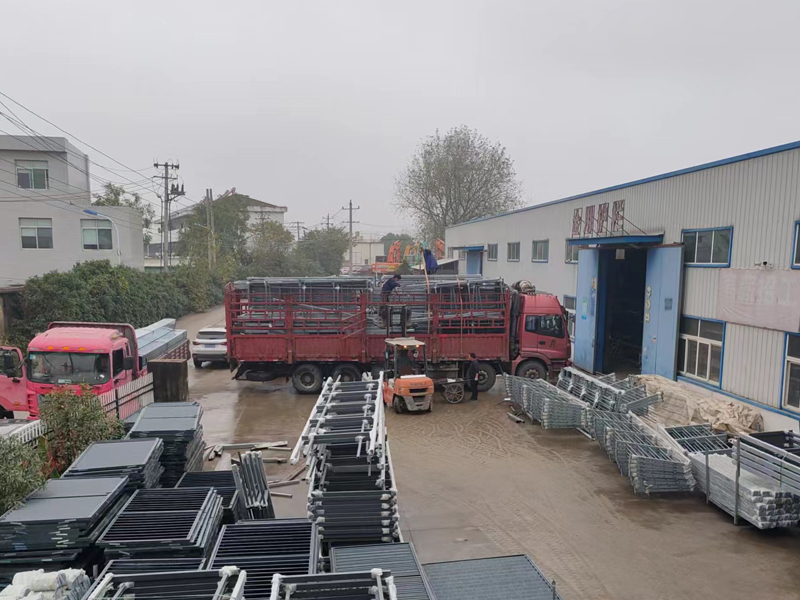 金用護(hù)欄2022年11月26日鋅鋼玻璃護(hù)欄裝車發(fā)貨！