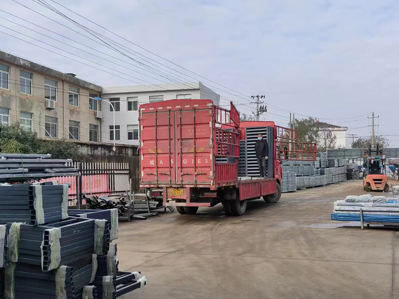 金用護欄2022年12月10日鋅鋼百葉窗裝車發(fā)貨！