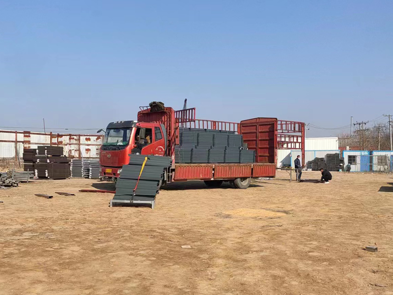 金用護(hù)欄2023年1月4日鋅鋼護(hù)窗欄桿裝車發(fā)貨！