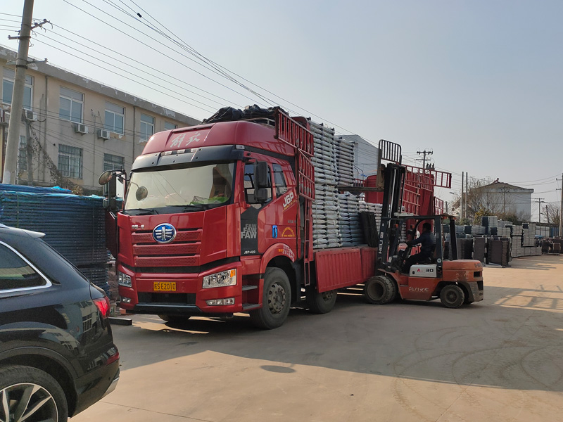 金用護欄2023年2月20日鋅鋼陽臺欄桿裝車發(fā)貨！