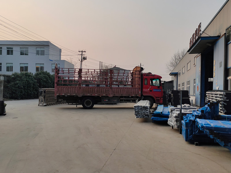 金用護(hù)欄2023年3月1日鋅鋼護(hù)窗欄桿裝車發(fā)貨！