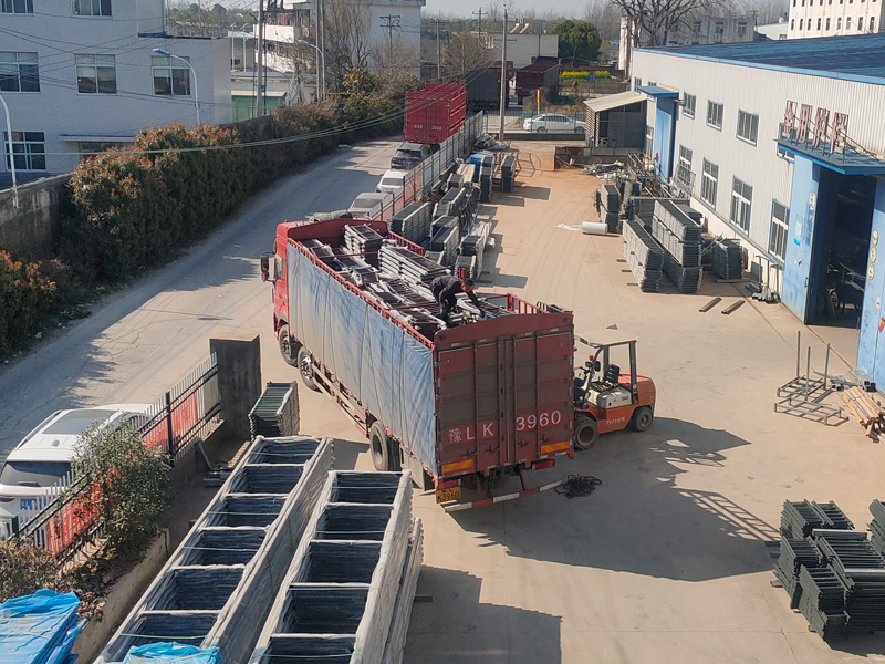 金用護(hù)欄2023年3月14日鋅鋼連廊欄桿裝車發(fā)貨！