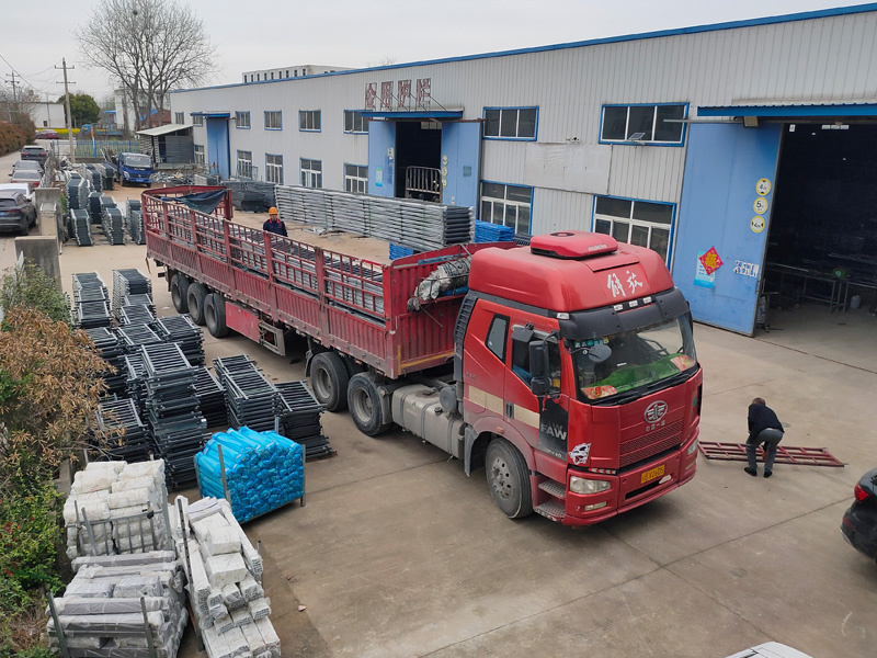 金用護欄2023年3月24日鋅鋼連廊欄桿裝車發(fā)貨！