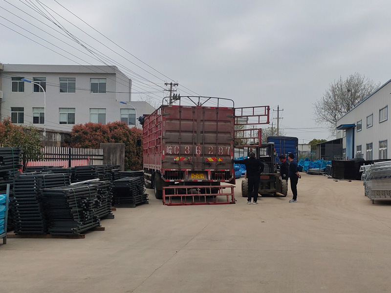 金用護(hù)欄2023年3月31日鋅鋼樓梯欄桿裝車發(fā)貨！