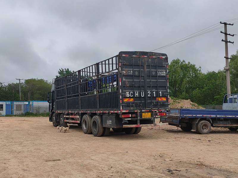 金用護欄2023年4月21日鋅鋼陽臺護欄裝車發(fā)貨！