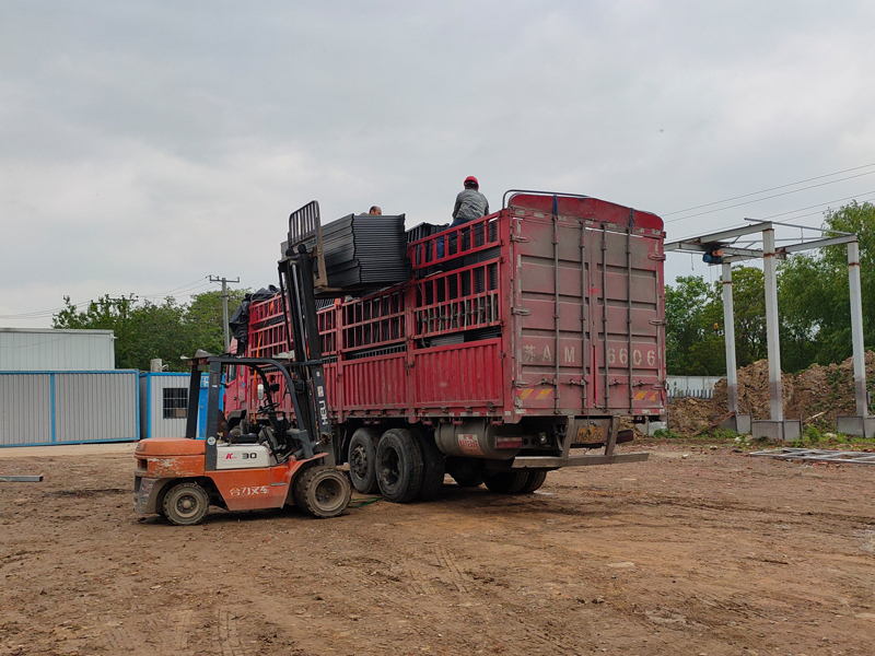 金用護(hù)欄2023年4月25日鋅鋼飄窗欄桿裝車發(fā)貨！