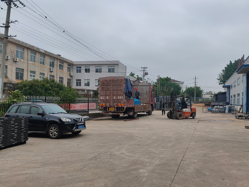 金用護(hù)欄2023年5月6日鋅鋼飄窗欄桿裝車發(fā)貨！