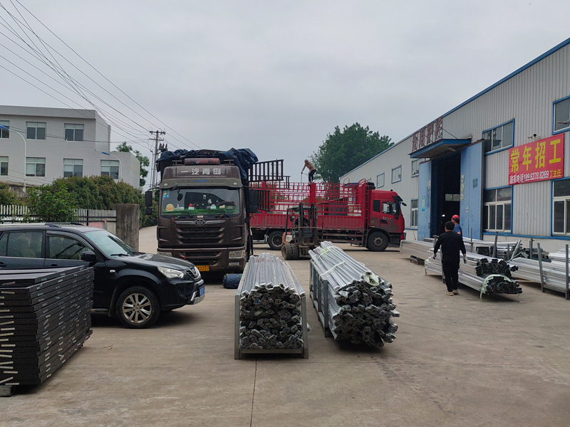 金用護(hù)欄2023年5月9日鋅鋼百葉窗裝車發(fā)貨！