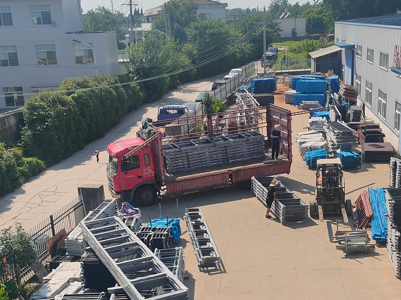 2023年7月5日鋅鋼玻璃護(hù)欄裝車發(fā)貨！