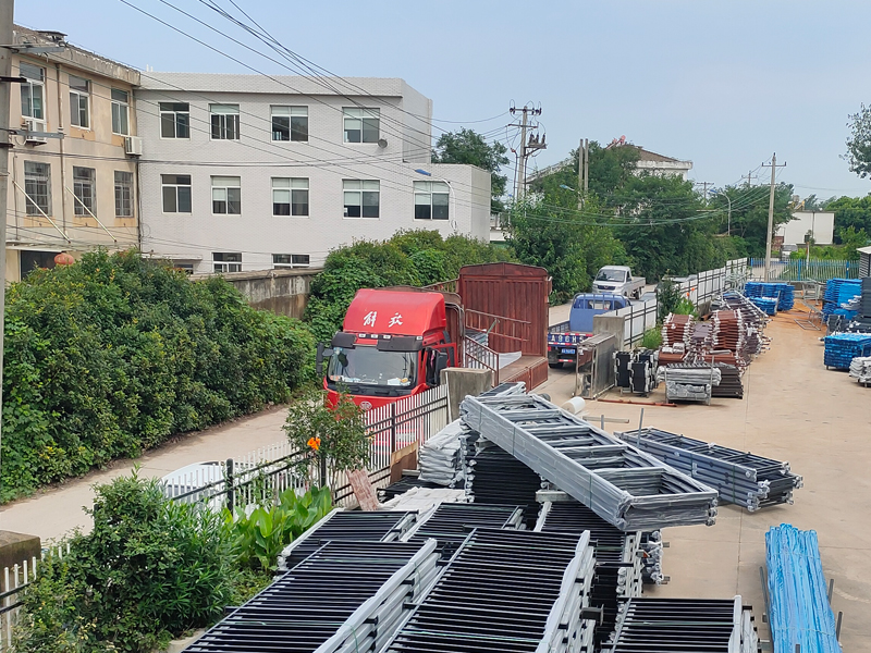 2023年7月8日鋅鋼玻璃護(hù)欄裝車發(fā)貨！