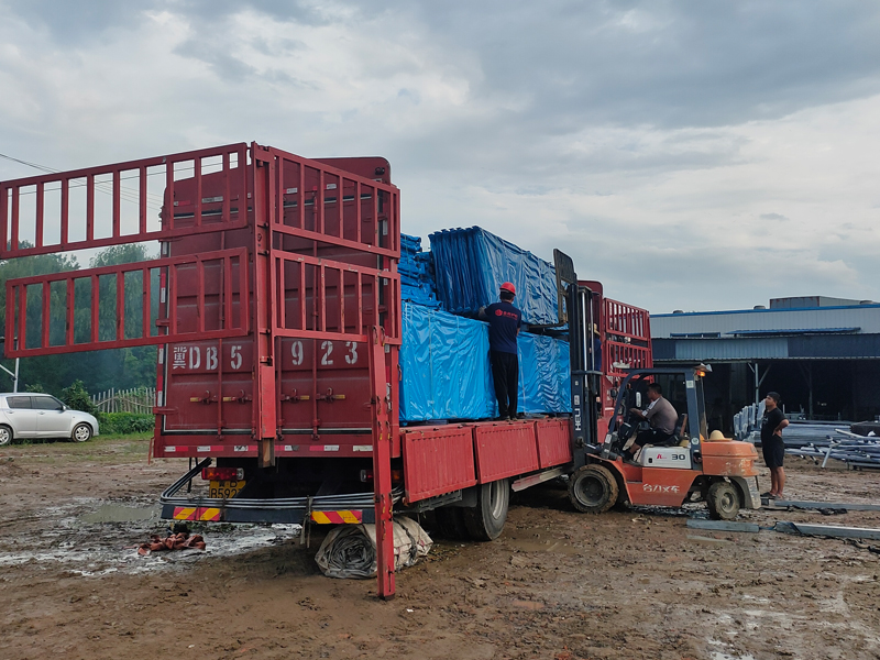 2023年7月21日鋅鋼陽臺護(hù)欄裝車發(fā)貨！