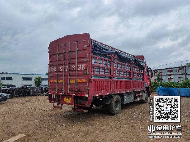 2023年8月1日鋅鋼玻璃欄桿裝車發(fā)貨！